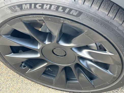 Used 2021 Tesla Model Y Long Range image 10