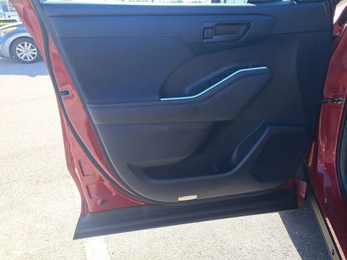 Used 2021 Toyota Highlander LE image 14