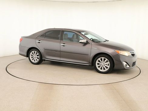 Used 2014 Toyota Camry XLE w/ Moonroof Package image 9