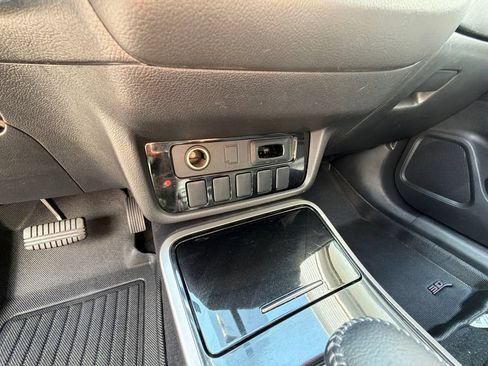 Used 2018 Mitsubishi Outlander SE AWD/4WD image 19