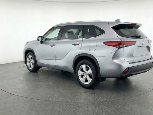 Used 2025 Toyota Highlander LE image 6