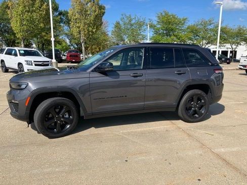 Certified 2023 Jeep Grand Cherokee Limited w/ Black Appearance Package AWD/4WD image 8