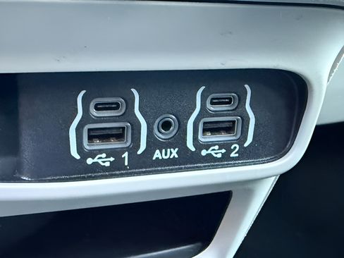 Used 2024 Chrysler Pacifica Touring-L FWD image 15