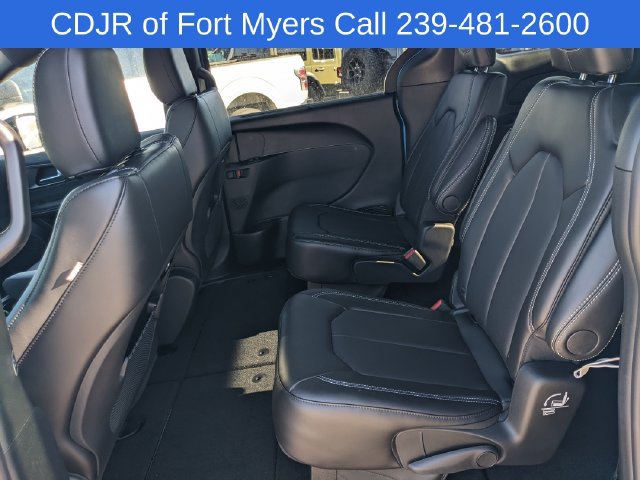 New 2026 Chrysler Pacifica Select FWD image 9