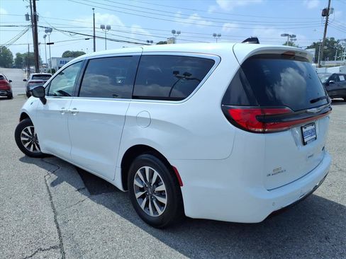 Used 2024 Chrysler Pacifica Limited FWD image 6