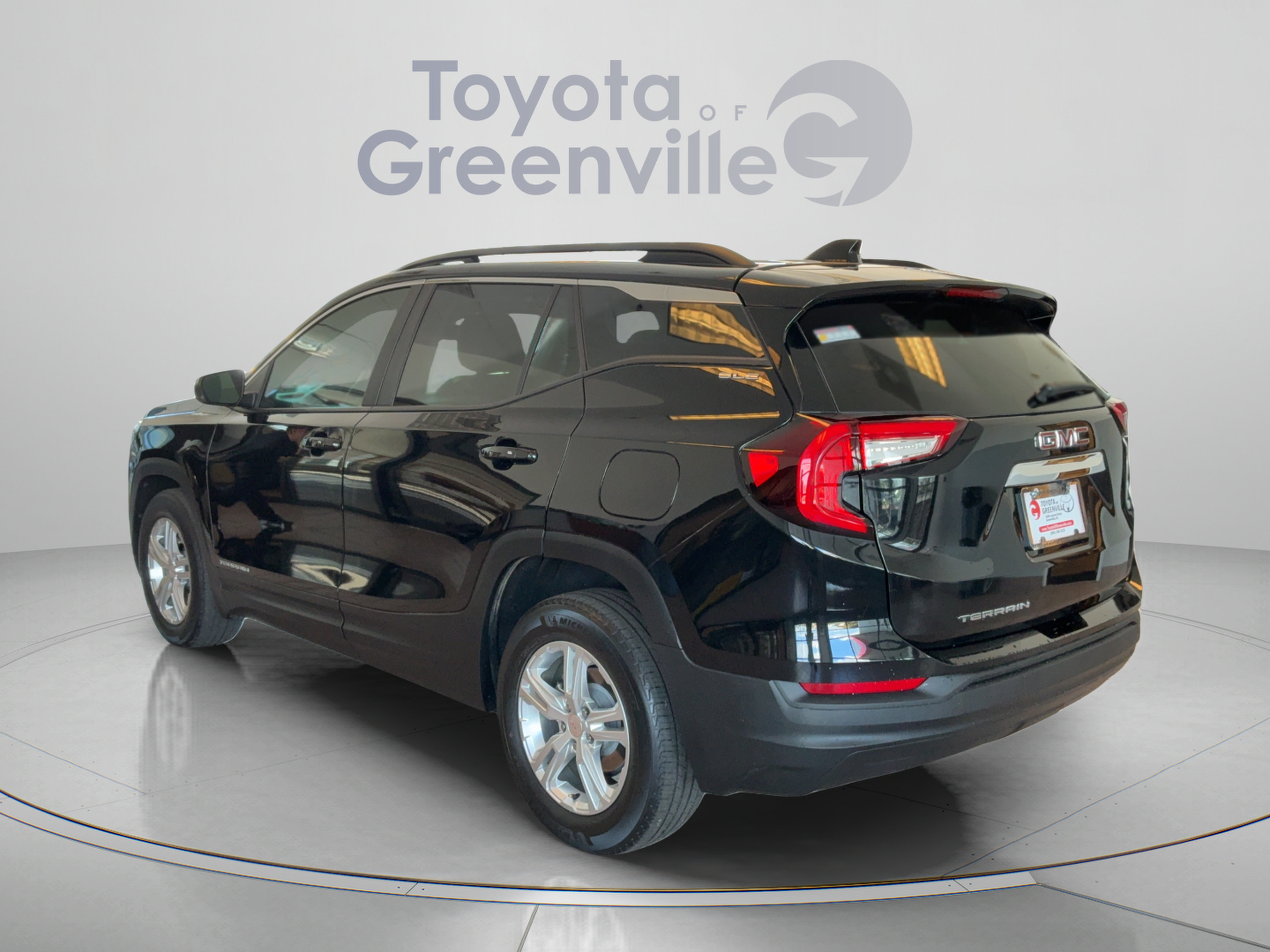 Used 2022 GMC Terrain SLE w/ Driver Convenience Package FWD image 4