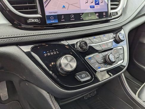 Used 2025 Chrysler Pacifica Limited image 27