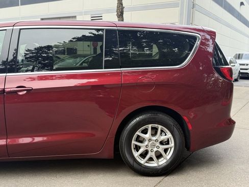 Used 2023 Chrysler Voyager LX image 7