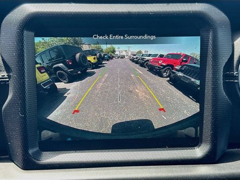 Used 2023 Jeep Wrangler Unlimited Sahara AWD/4WD image 15