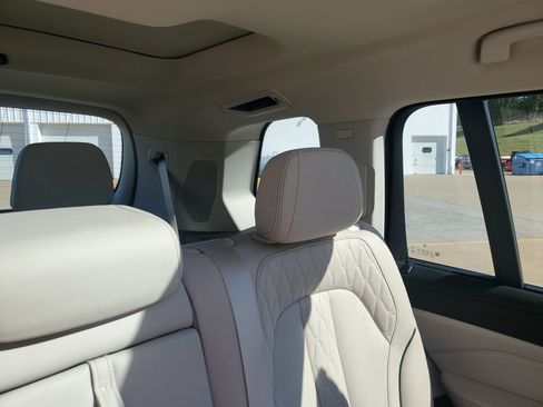 Used 2022 BMW X7 xDrive40i w/ Premium Package image 15