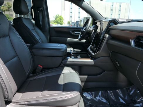 Used 2025 GMC Yukon XL Denali AWD/4WD image 26