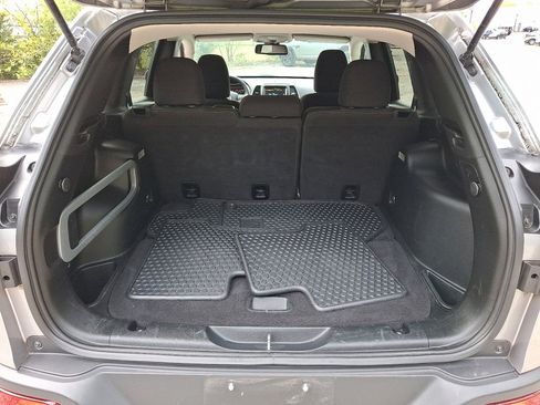 Used 2017 Jeep Cherokee Latitude w/ Cold Weather Group image 18