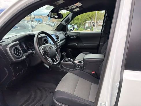 Used 2022 Toyota Tacoma TRD Off-Road w/ Technology Package AWD/4WD image 11