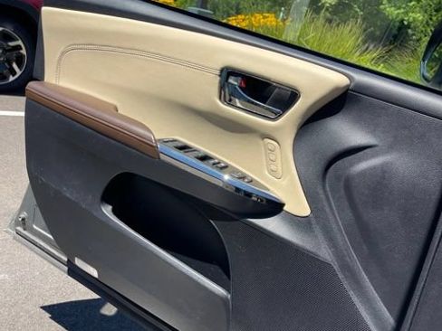 Used 2013 Toyota Avalon Limited w/ Technology Pkg FWD image 13