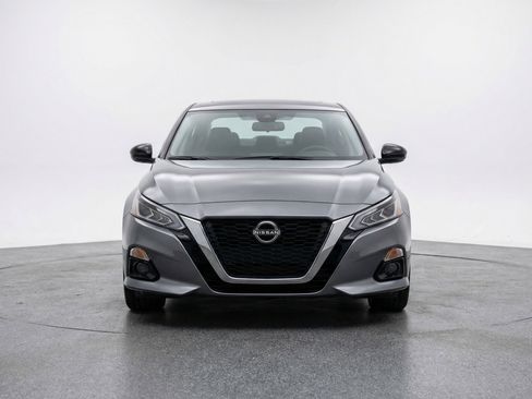 Used 2025 Nissan Altima 2.5 SV FWD image 2