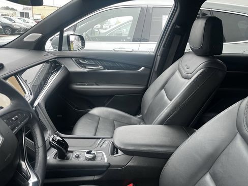 Used 2025 Cadillac XT6 Premium Luxury image 8