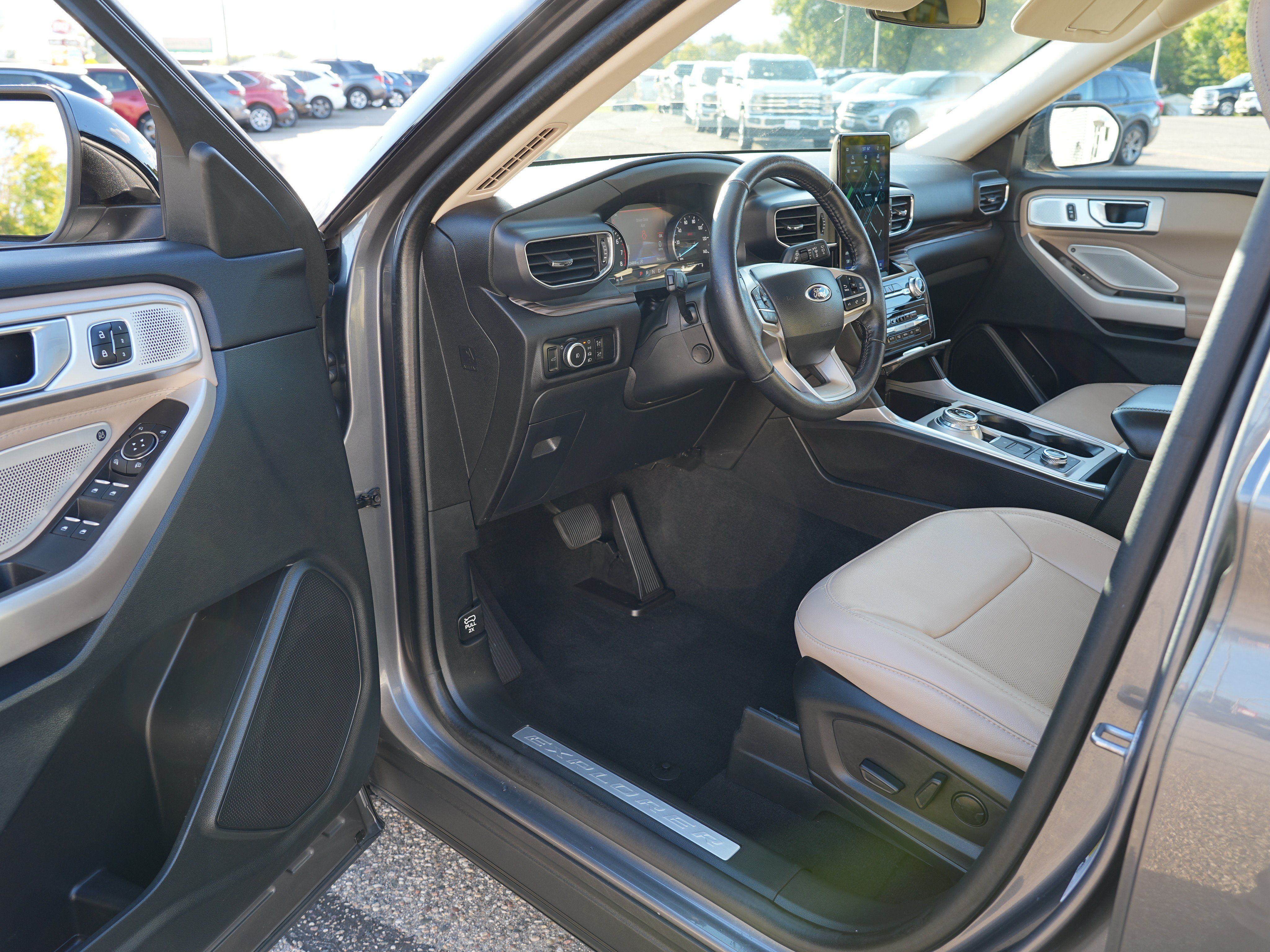Used 2024 Ford Explorer Limited w/ Limited Technology Package AWD/4WD image 15