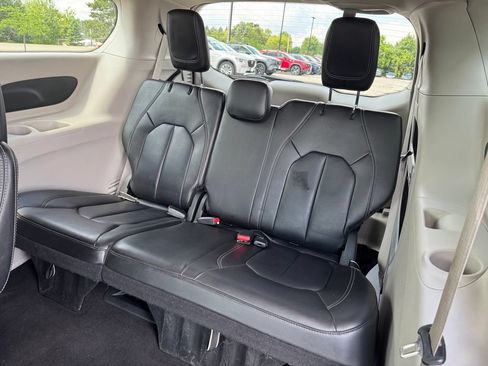 Used 2023 Chrysler Pacifica Touring-L FWD image 10