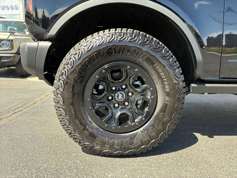 Used 2025 Ford Bronco Badlands image 26