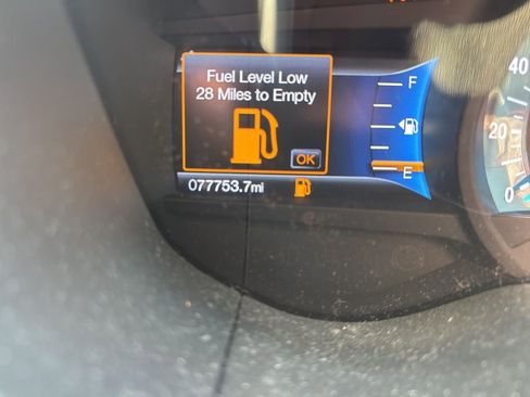 Used 2017 Ford Fusion SE w/ Fusion SE Technology Package image 12