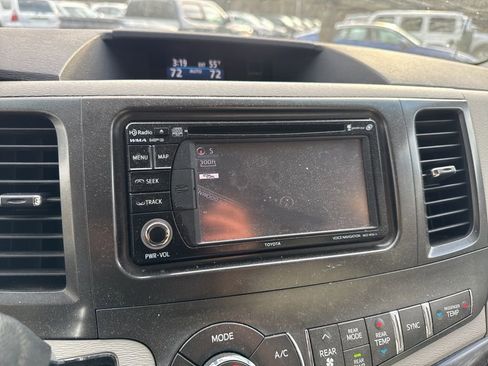 Used 2014 Toyota Sienna LE image 5