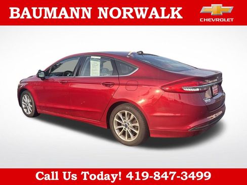 Used 2017 Ford Fusion SE w/ Fusion SE Technology Package FWD image 4