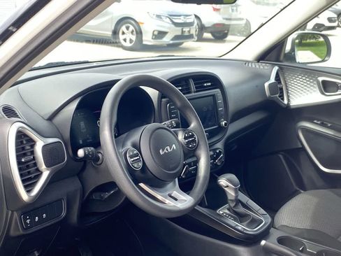 Used 2023 Kia Soul LX w/ LX Technology Package FWD image 2