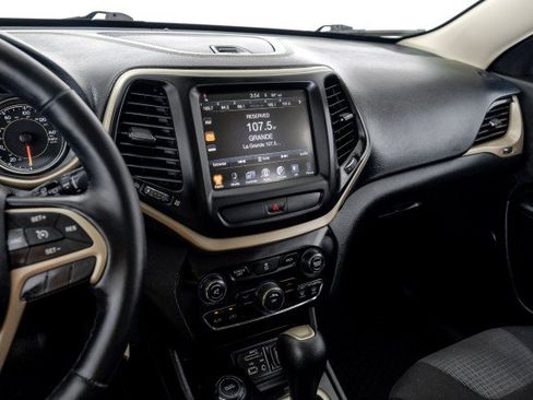 Used 2016 Jeep Cherokee Latitude w/ Cold Weather Group AWD/4WD image 25