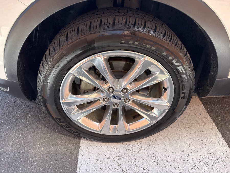 Used 2019 Ford Explorer XLT w/ Equipment Group 202A AWD/4WD image 13