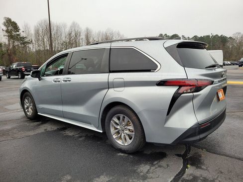 Used 2021 Toyota Sienna XLE image 10