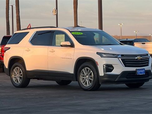 Used 2023 Chevrolet Traverse LT image 2