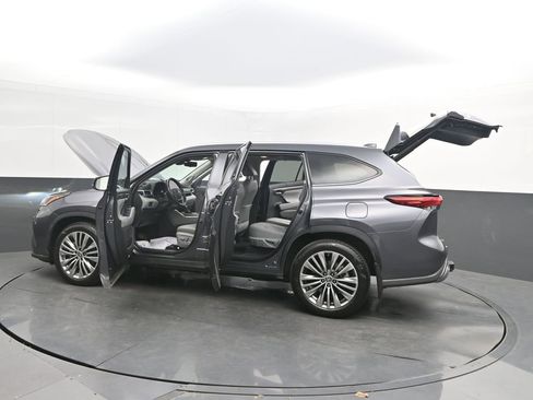 Used 2021 Toyota Highlander Platinum AWD/4WD image 43