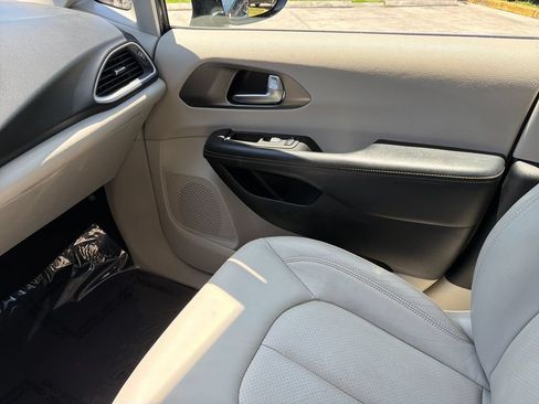 Used 2021 Chrysler Pacifica Touring-L FWD image 28