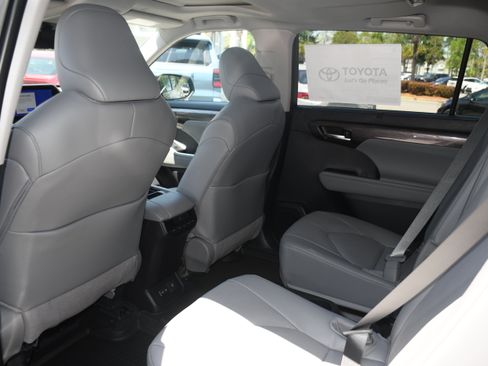 New 2026 Toyota Highlander Limited AWD/4WD image 8