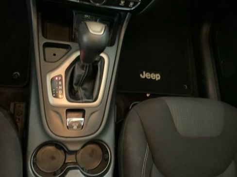 Used 2017 Jeep Cherokee Latitude FWD image 19