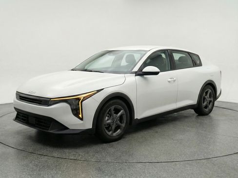 Used 2025 Kia K4 LXS image 3