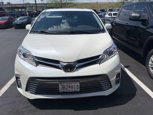 Used 2019 Toyota Sienna XLE w/ XLE Navigation Package FWD image 3