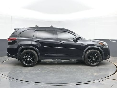 Used 2019 Toyota Highlander SE w/ Nightshade Edition FWD image 11