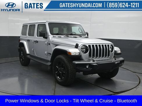 Used 2022 Jeep Wrangler Unlimited Sahara AWD/4WD image 4