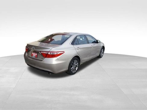 Used 2017 Toyota Camry SE image 4