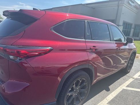 Used 2023 Toyota Highlander LE FWD image 5