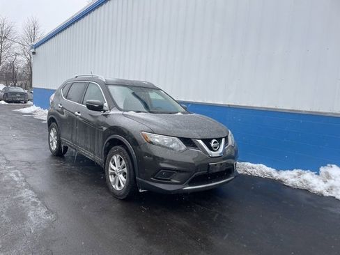 Used 2014 Nissan Rogue SV image 2