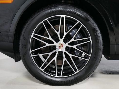 Used 2025 Porsche Cayenne image 31