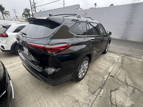 Used 2023 Toyota Highlander Limited FWD image 4