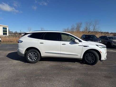 Used 2023 Buick Enclave Essence image 6