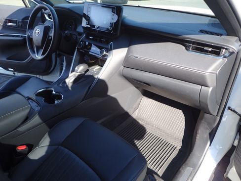 Used 2021 Toyota Venza XLE image 13