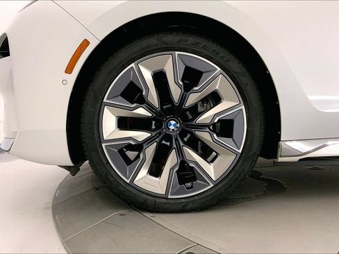 Certified 2023 BMW i7 xDrive60 AWD/4WD image 8