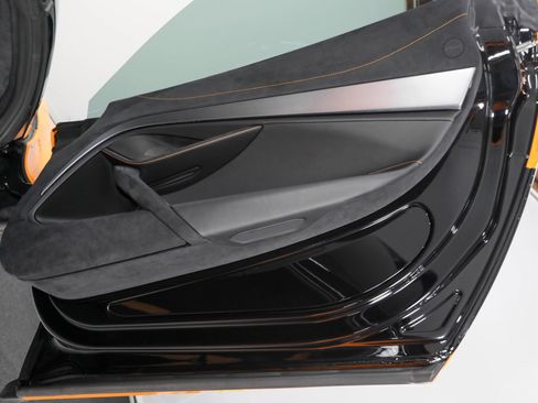 Used 2026 McLaren 750S Spider RWD image 37