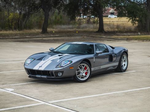 Used 2006 Ford GT RWD image 2