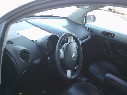 Used 2010 Volkswagen Beetle Coupe image 5